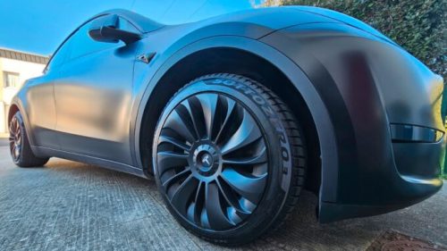 Une Tesla Model Y chaussée de pneus Pirelli Sottozero // Source : Bob JOUY pour Numerama