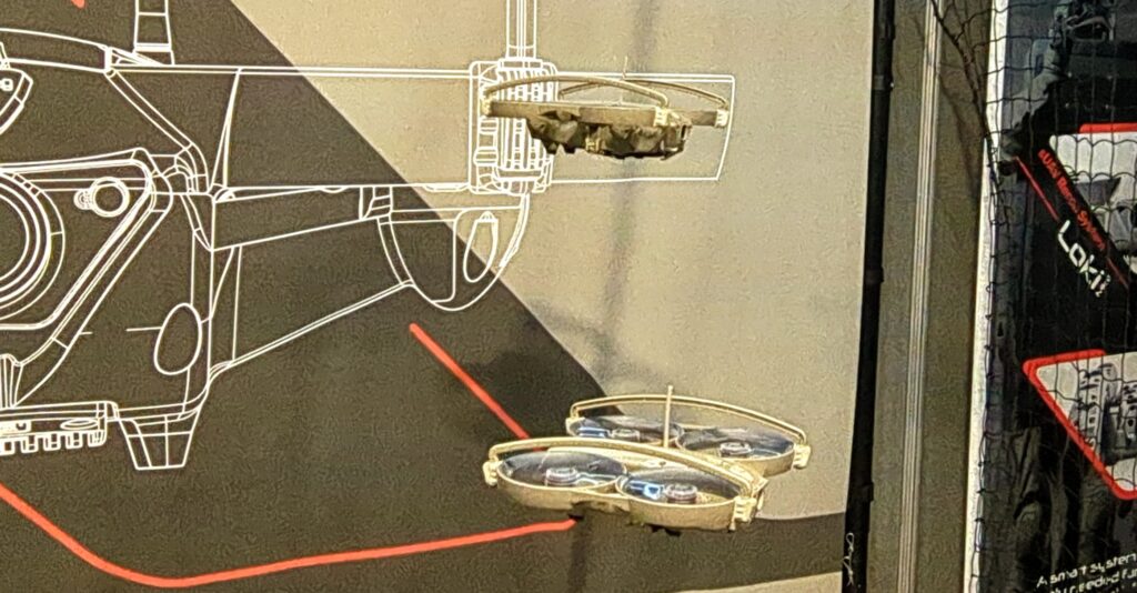 Deux drones en plein vol, opérés par la même personne. // Source : Numerama