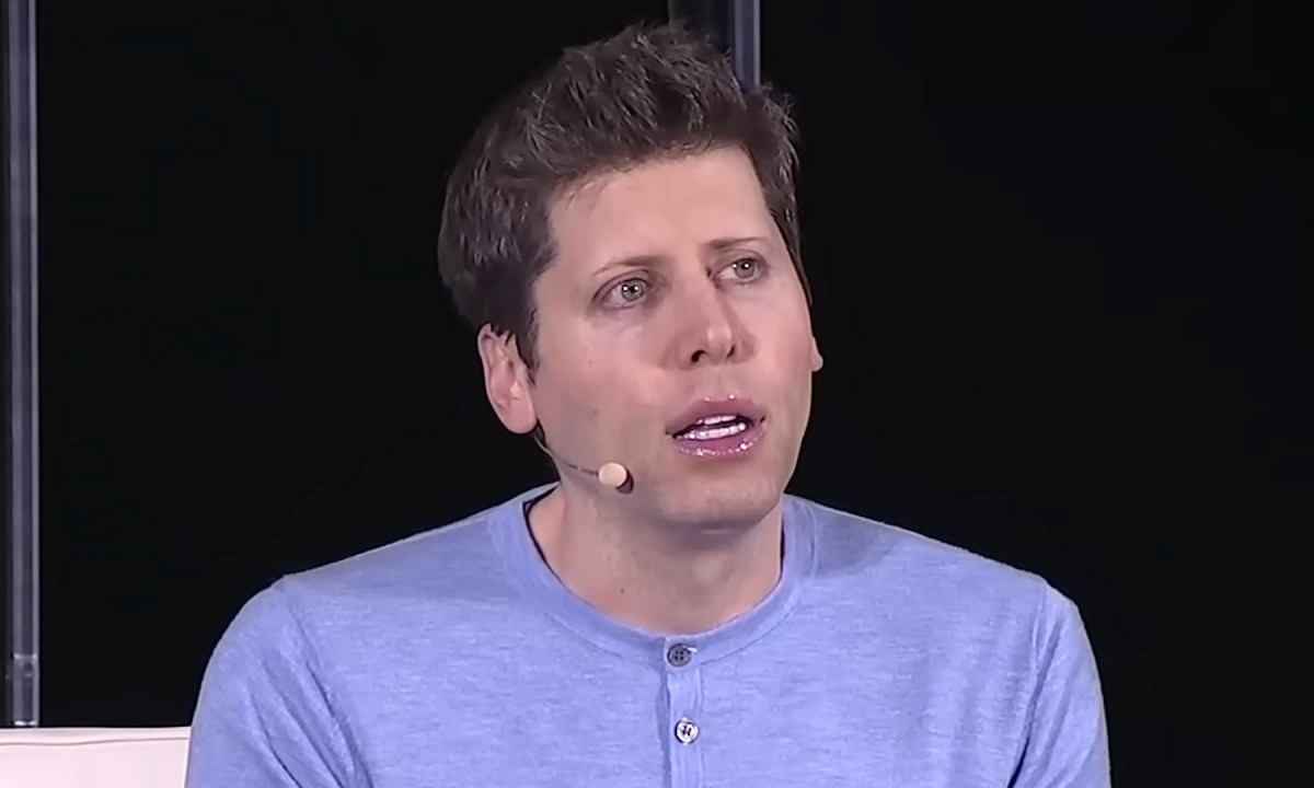 Sam Altman interviewé par le WSJ // Source : Screenshot YouTube/Wall Street Journal