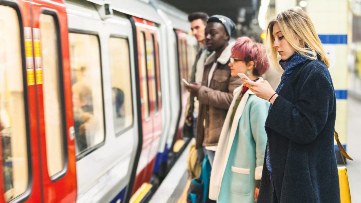 smartphone métro // Source : adobe stock