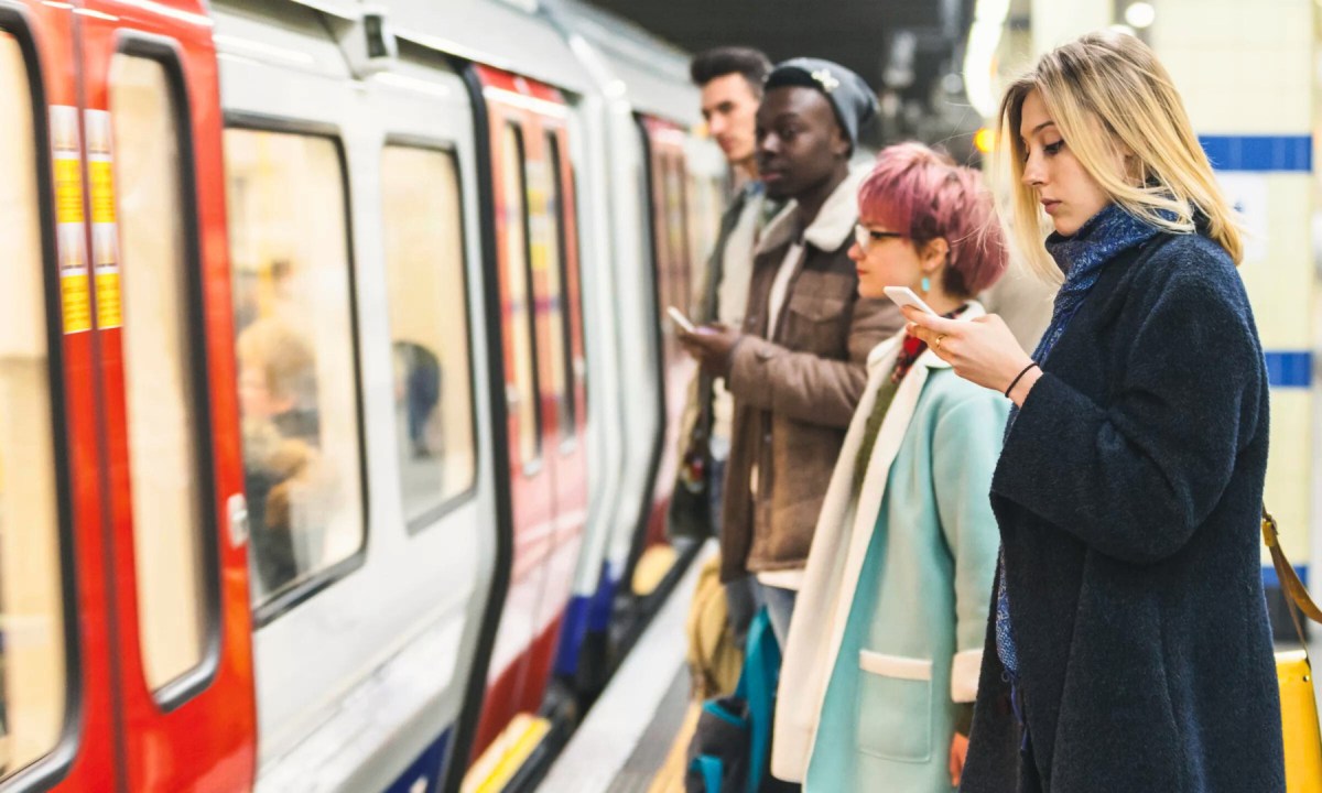 smartphone métro // Source : adobe stock