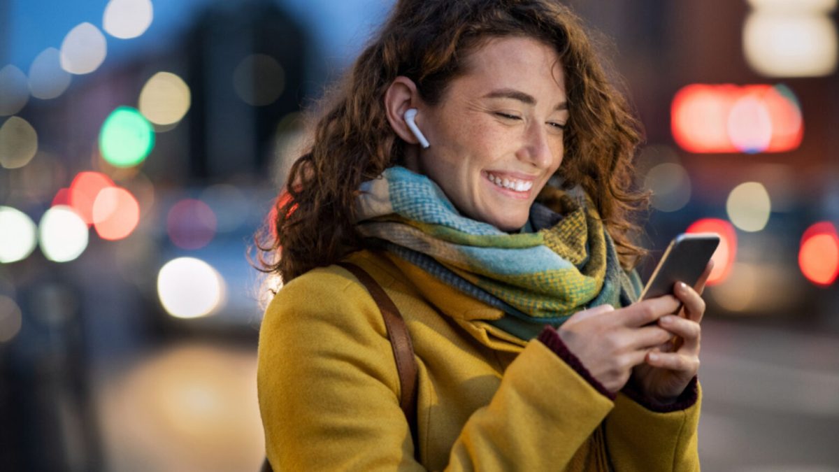 personne au téléphone  // Source : Adobe Stock