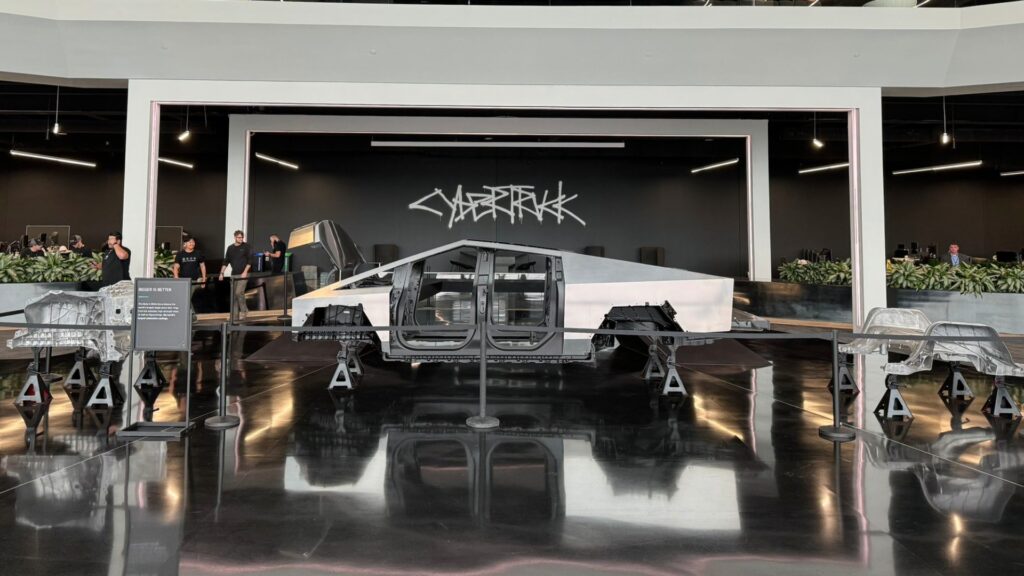 Exosquelette Tesla Cybertruck // Source : Franz von Holzhausen sur X Exosquelette Tesla Cybertruck // Source : Franz von Holzhausen sur X