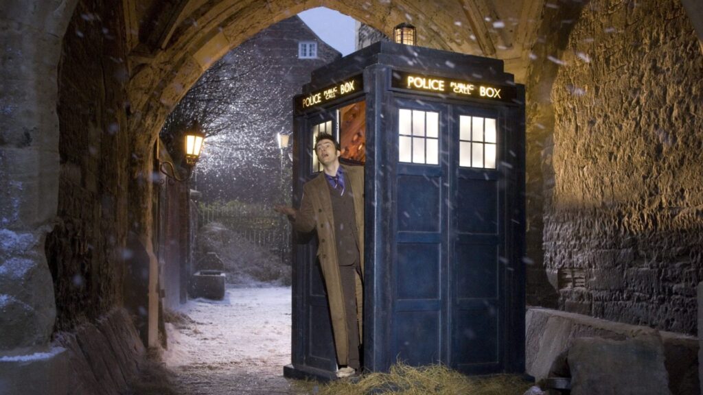 Le TARDIS est plus grand à l'intérieur, et prend l'apparence d'une cabine téléphonique de police des années 1960. // Source : BBC