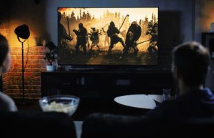 Téléviseur cinéma // Source : Adobe Stock