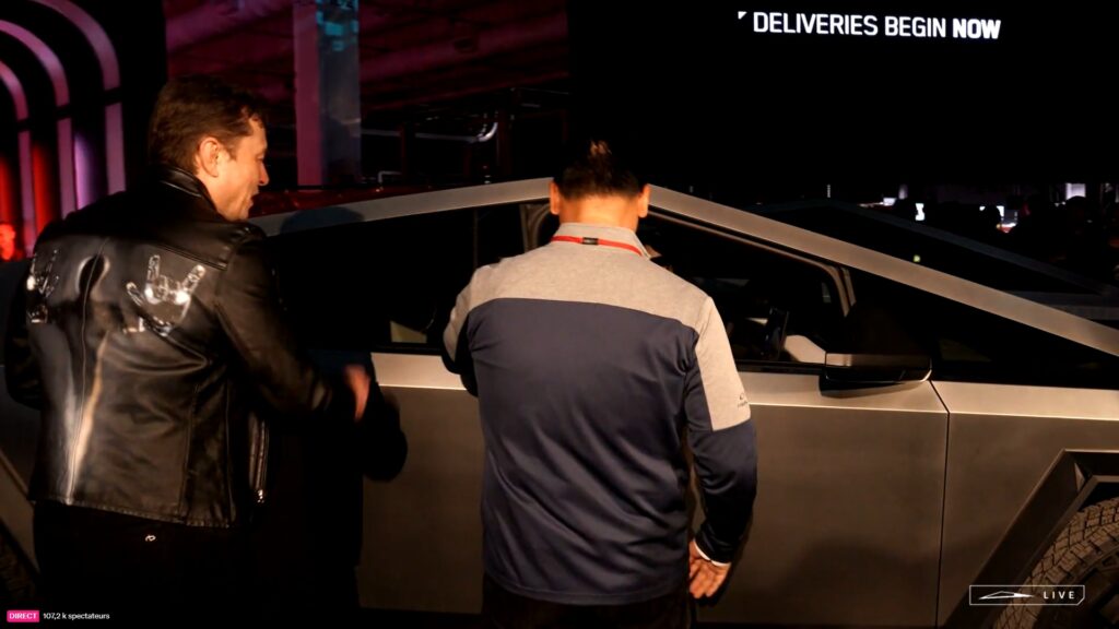Elon Musk ouvrant les portières lors du Cybertruck delivery event // Source : Live Tesla 