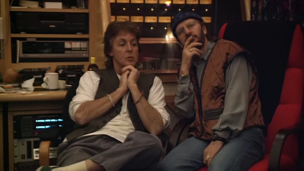 Paul McCartney et Ringo Starr en studio d'enregistrement // Source : YouTube / The Beatles