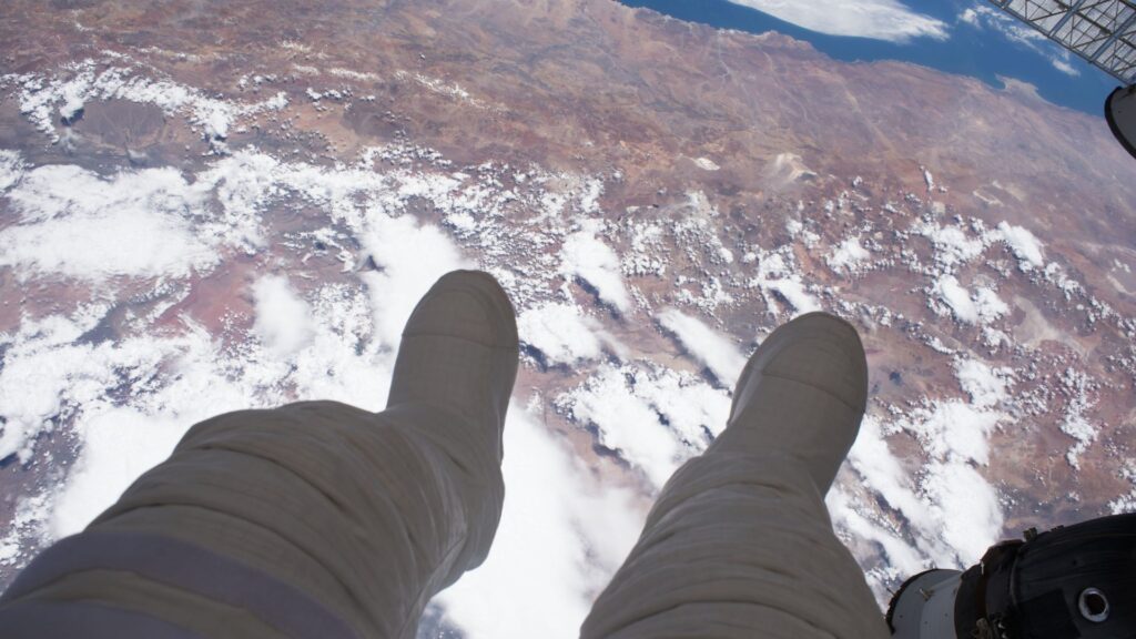 Les pieds de Thomas Pesquet pendant la sortie de janvier 2017. // Source : Flickr/CC/Nasa Johnson (photo recadrée)