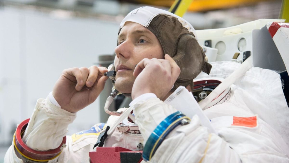 Thomas Pesquet avant un entrainement en piscine à la Nasa, en 2013. // Source : Flickr/CC/Nasa Johnson (photo recadrée)