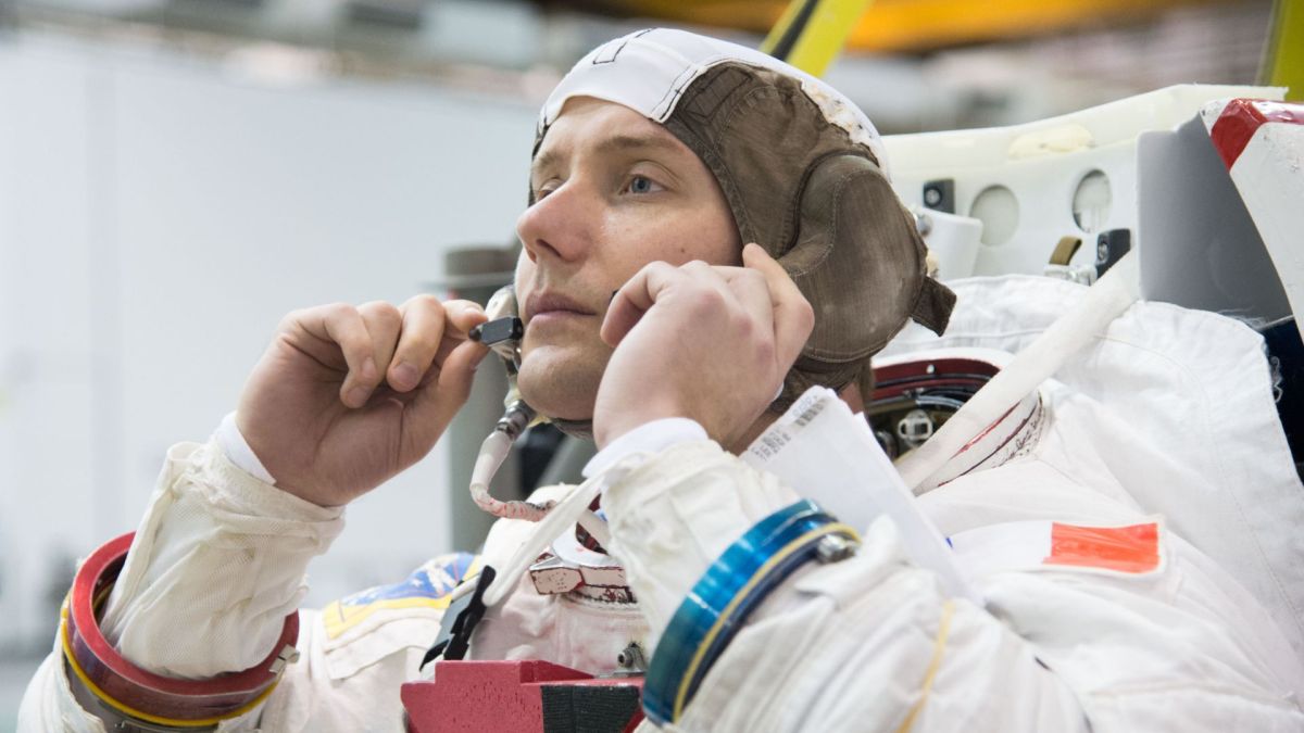 Thomas Pesquet avant un entrainement en piscine à la Nasa, en 2013. // Source : Flickr/CC/Nasa Johnson (photo recadrée)