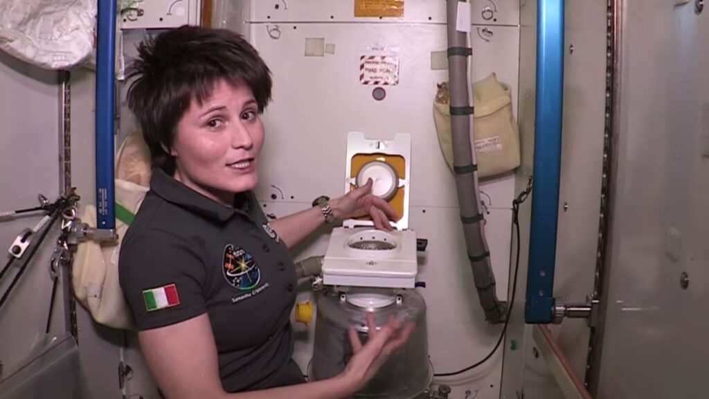L'astronaute Samantha Cristoforetti explique le fonctionnement des toilettes de l'ISS.  // Source : capture d'écran YouTube ESA