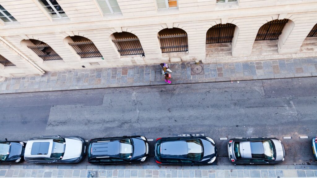 Voitures garées dans une rue de Paris. // Source : Canva