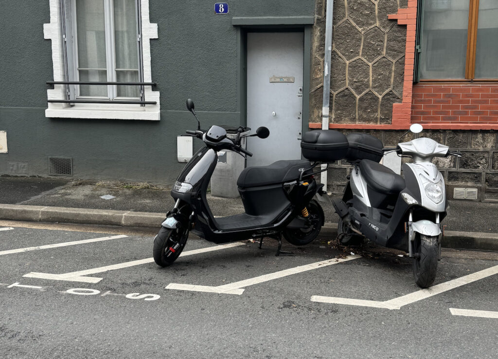 Mon scooter, sans tablier de protection, a été déplacé sur le trottoir une nouvelle fois. L'inconvénient d'avoir un petit enfin.