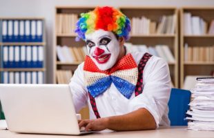 Un clown sur un ordinateur. // Source : Canva