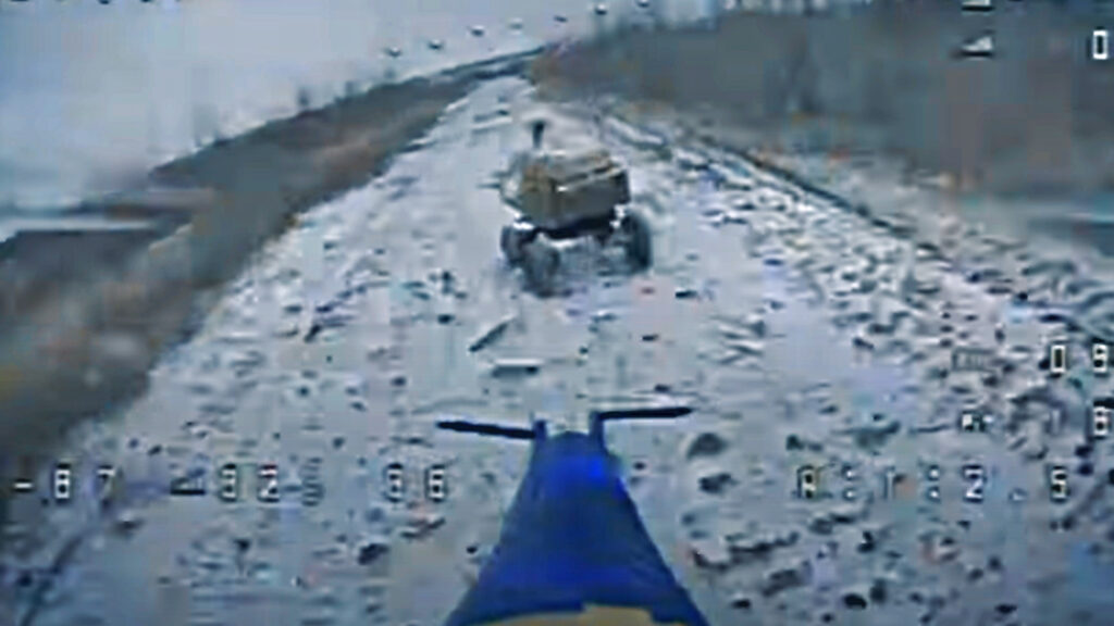 Une attaque de drone aérien ukrainien contre un drone terrestre russe. // Source : Rubak Une attaque de drone aérien ukrainien contre un drone terrestre russe. // Source : Rubak