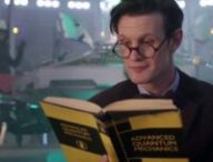 Le 11e Docteur (Matt Smith), lisant un livre. // Source : BBC / Doctor Who