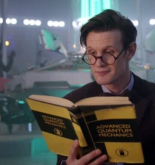 Le 11e Docteur (Matt Smith), lisant un livre. // Source : BBC / Doctor Who