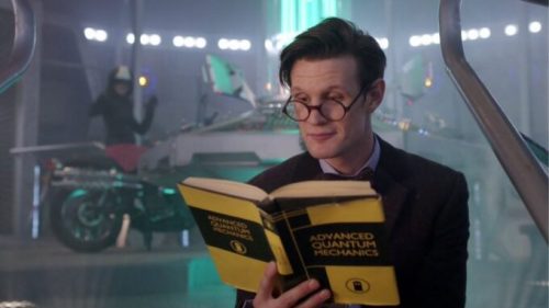 Le 11e Docteur (Matt Smith), lisant un livre. // Source : BBC / Doctor Who
