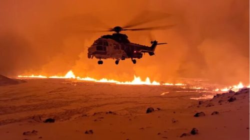 Un hélicoptère à proximité de Grindavik (Islande), où le volcan entre en éruption en cette fin 2023. // Source : Icelandic Coast Guard