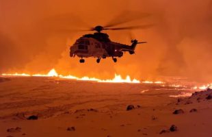 Un hélicoptère à proximité de Grindavik (Islande), où le volcan entre en éruption en cette fin 2023. // Source : Icelandic Coast Guard