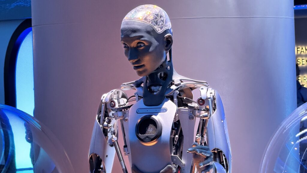 Au rez-de-chaussée, il y a 4 robots comme ça. Ils parlent des technologies du futur mais ne font rien d'autre. Alerte bullshit.