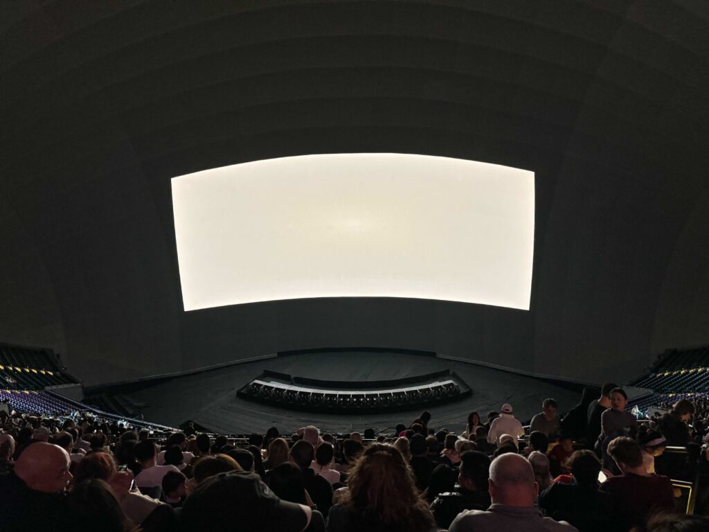 Quand on entre dans la salle, The Sphere veut nous faire croire qu'il s'agit d'un cinéma industriel.