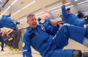John McFall pendant un vol en zéro gravité. // Source : ESA