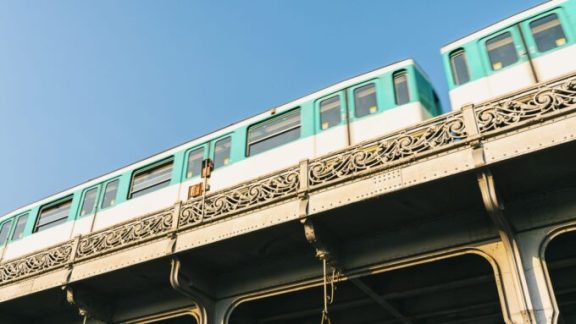 Passage d'un métro à Paris. // Source : Canva