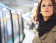 Une voyageuse dans le métro parisien. // Source : Canva