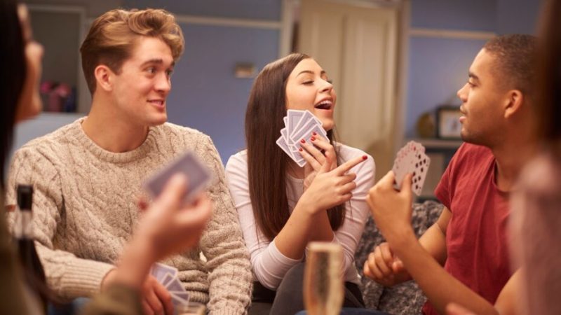 5 jeux d’ambiance parfaits pour terminer 2023 en rigolant 5 jeux d’ambiance parfaits pour terminer 2023 en rigolant