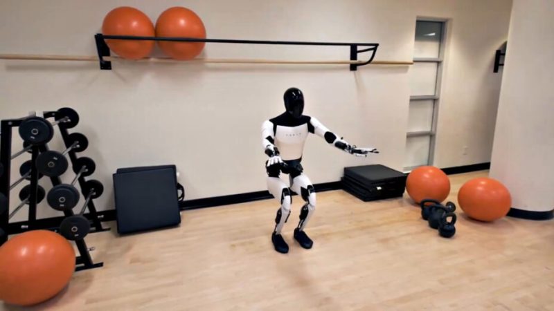 Le robot Optimus Gen 2 de Tesla réussit à faire des squats