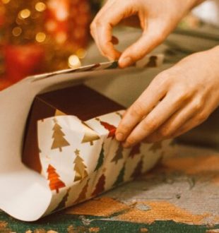 Papier cadeau. // Source : Canva