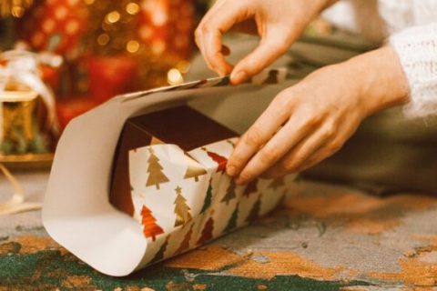 Papier cadeau. // Source : Canva
