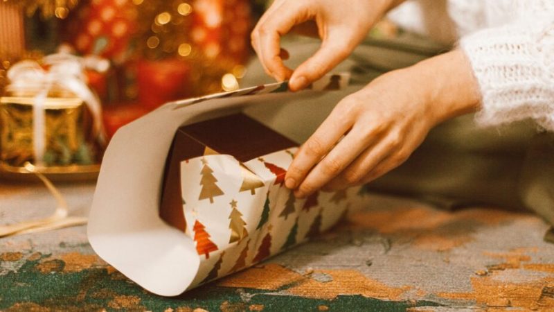 Par quoi remplacer le papier-cadeau pour un Noël plus écolo ?