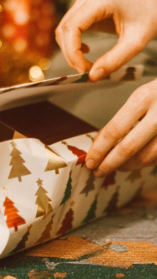 Papier cadeau. // Source : Canva