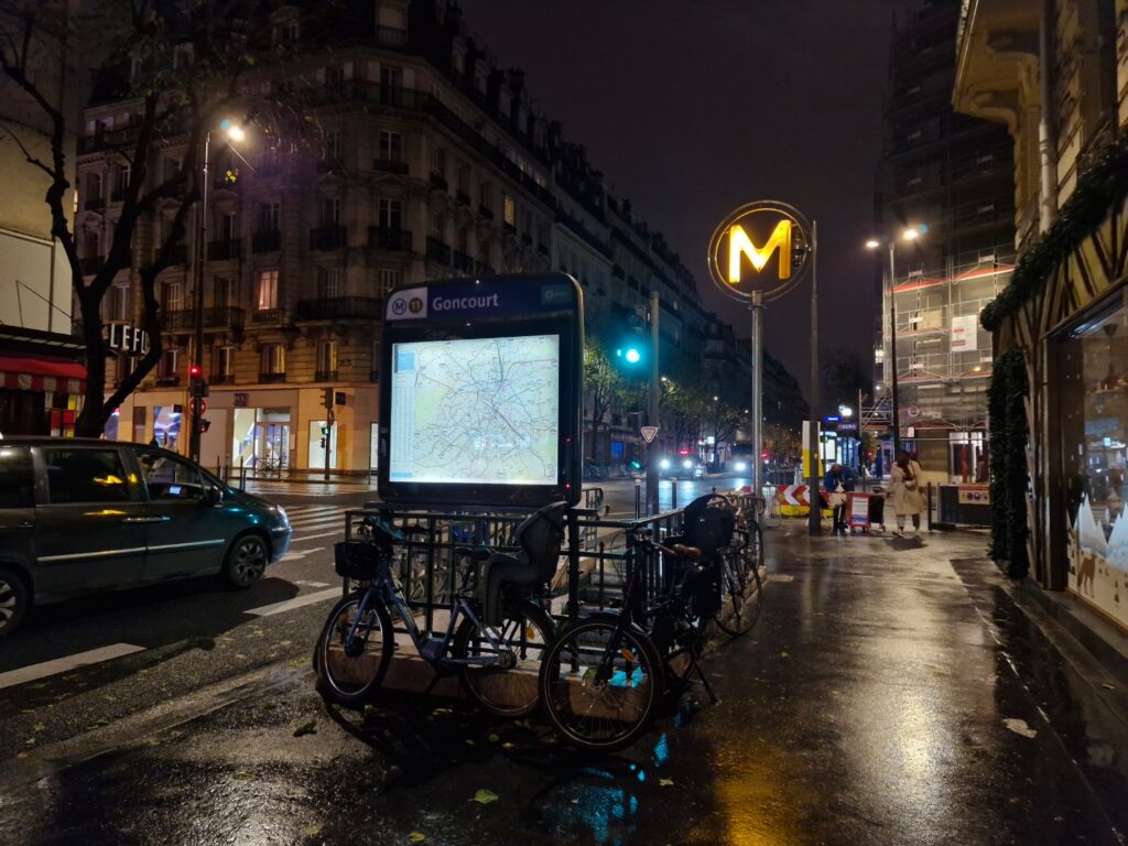 Autre photo prise de nuit avec le capteur principal du S23 FE. Il y a des zones de flou, mais les lumières sont parfaitement maîtrisées par l'algorithme de Samsung. Une nouvelle fois, seul le capteur principal s'en sort aussi bien.