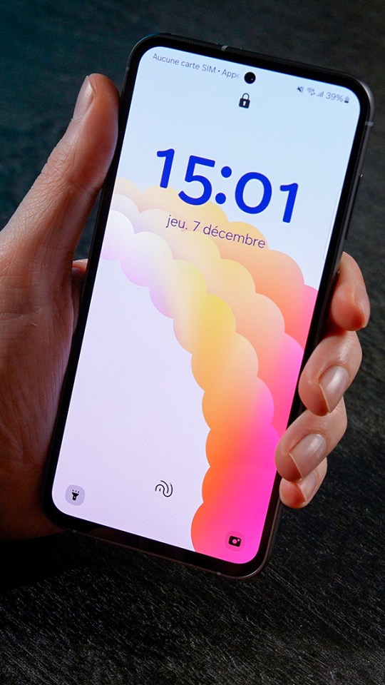 Le Samsung Galaxy S23 FE. // Source : Nino Barbey / Numerama