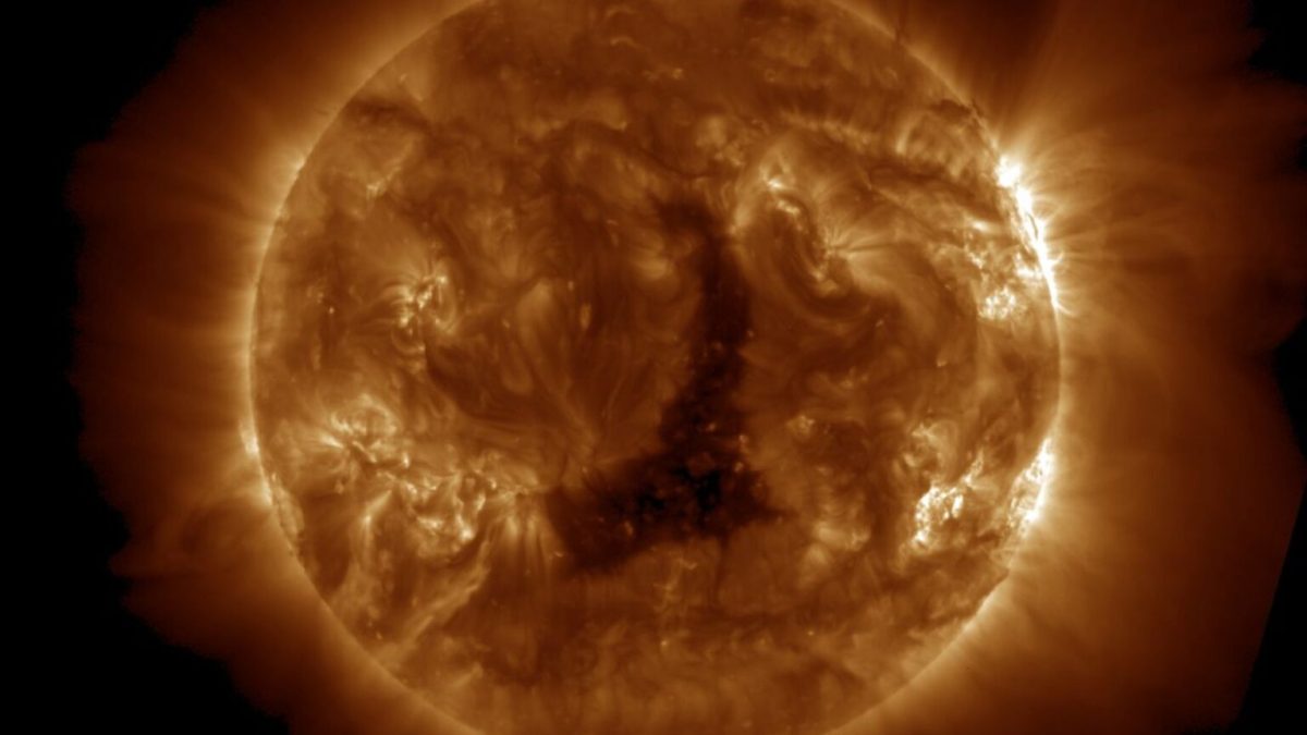 Le trou coronal sur le Soleil. // Source : Via X @NOAASatellites (image recadrée)