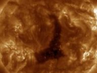 Le trou coronal sur le Soleil. // Source : Via X @NOAASatellites (image recadrée)