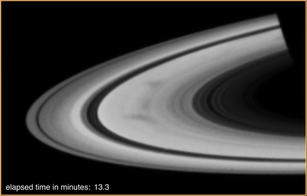 On voit sur les deux photos le changement de positions des rayons sur les anneaux de Saturne // Source : Nasa