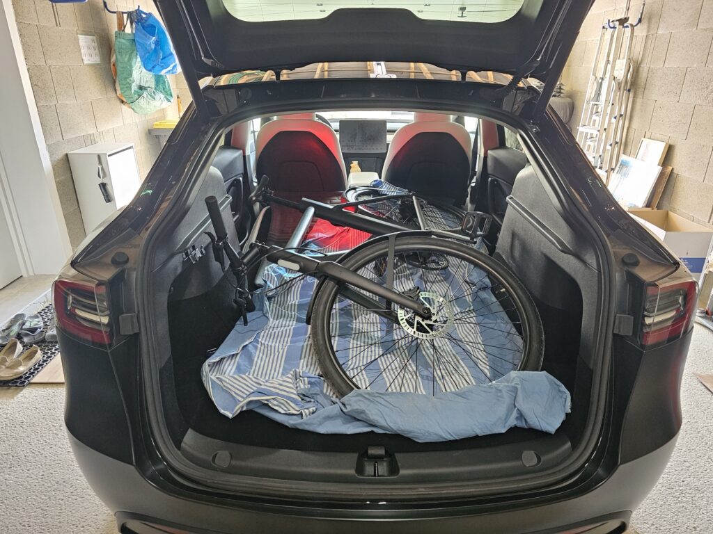 Un vélo dans la Tesla Model Y // Source : Bob JOUY pour Numerama