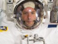 Thomas Pesquet dans son scaphandre avant une sortie en 2017. // Source : Flickr/CC/Nasa Johnson (photo recadrée)