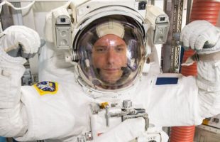 Thomas Pesquet dans son scaphandre avant une sortie en 2017. // Source : Flickr/CC/Nasa Johnson (photo recadrée)