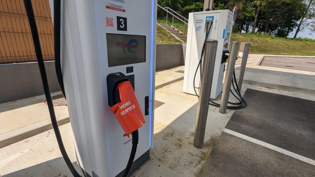 Voitures électriques : des stations de recharge sont paralysées par la bureaucratie dans toute l’Europe ! Par Raphaëlle Baut Total-borne-hs-1024x576