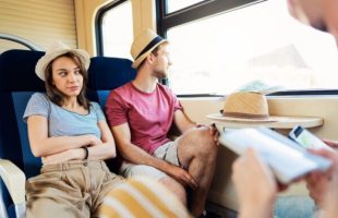 L'astuce pour réserver un train complet pour les vacances. // Source : Canva