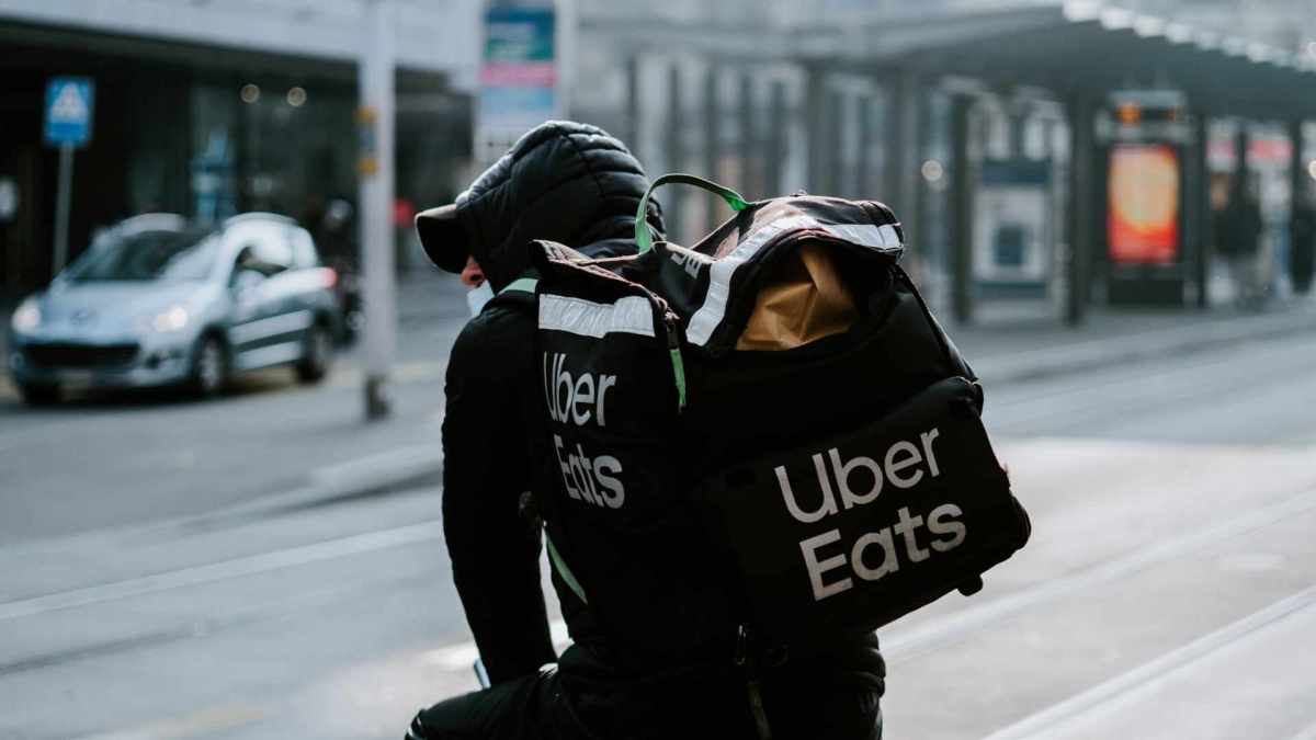 Un livreur Uber Eats  // Source : Claudio Schwarz / Unsplash