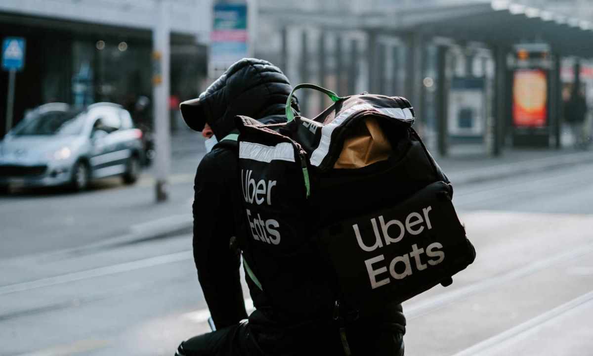 Un livreur Uber Eats  // Source : Claudio Schwarz / Unsplash