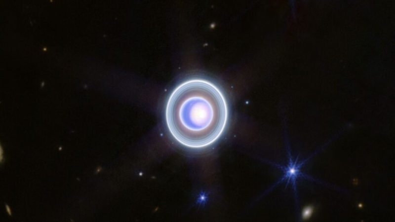 Uranus et ses lunes sont renversantes dans cette image