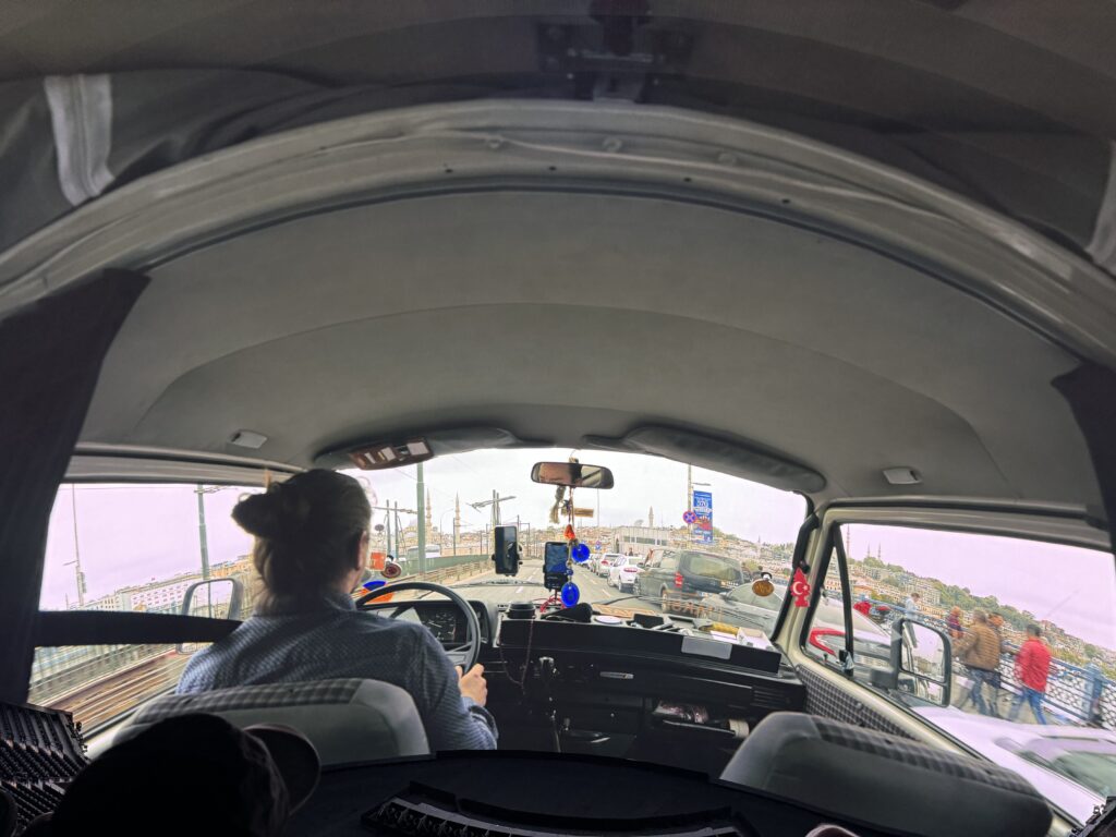 Dans une séquence du film, on roule dans des villes à l'arrière de voitures. La Sphere utilise les vibrations du siège pour donner l'impression que l'on est dedans. L'illusion est réussie.