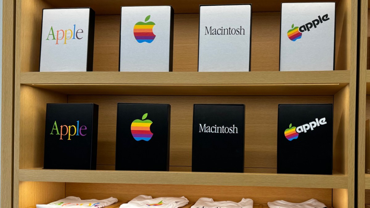 Les t-shirts d'Apple Infinite Loop. // Source : Numerama